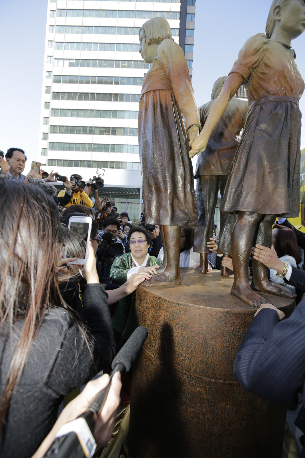 Osaka To End Sister City Ties Over Comfort Women Statue Rafu Shimpo