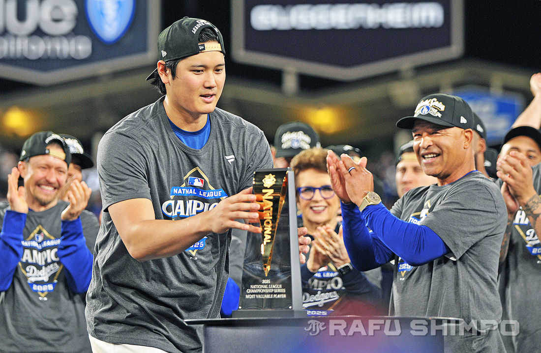 Ohtani-MVP-Roberts-web.jpg